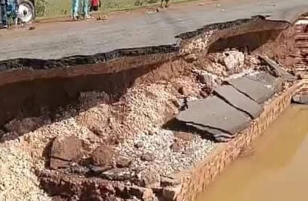 बाढ़ से क्षतिग्रस्त हुआ मऊगंज-नईगढ़ी मार्ग, चार पहिया वाहनों के लिए खतरा, देवतालाब से होकर करें आवागमन