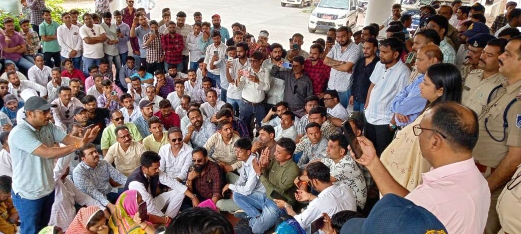 हरदा की घटना पर करणी सेना ने किया प्रदर्शन, कलेक्टर परिसर में दिया धरना 