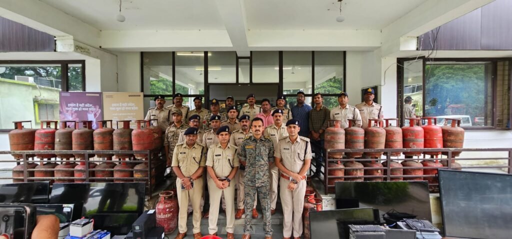 मंडला पुलिस ने किया स्कूल चोर गिरोह का पर्दाफाश,19 चोरियों का खुलासा