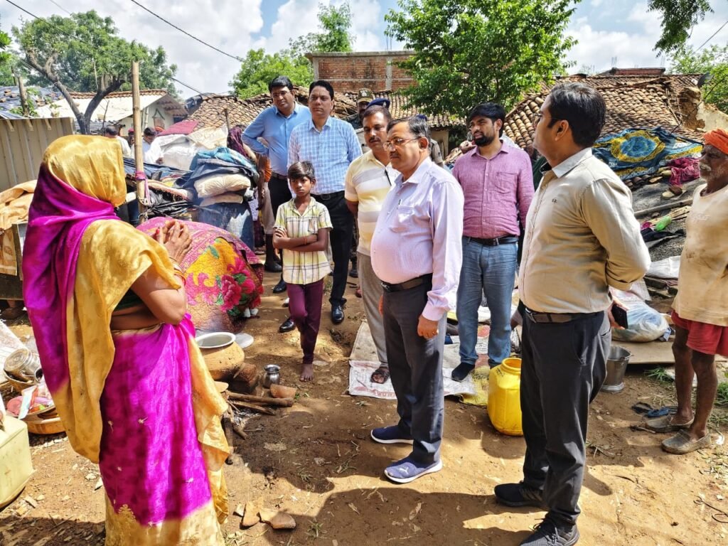 कमिश्नर और आईजी ने मऊगंज जिले में बाढ़ प्रभावित क्षेत्रों का किया दौरा 