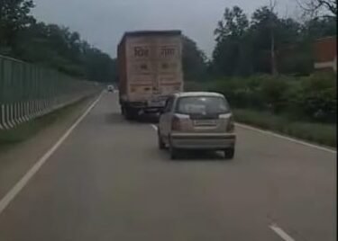 नशे में धुत कंटेनर चालक ने यात्री वाहन को पीछे से टक्कर मारी, 2 की मौत, 8 घायल