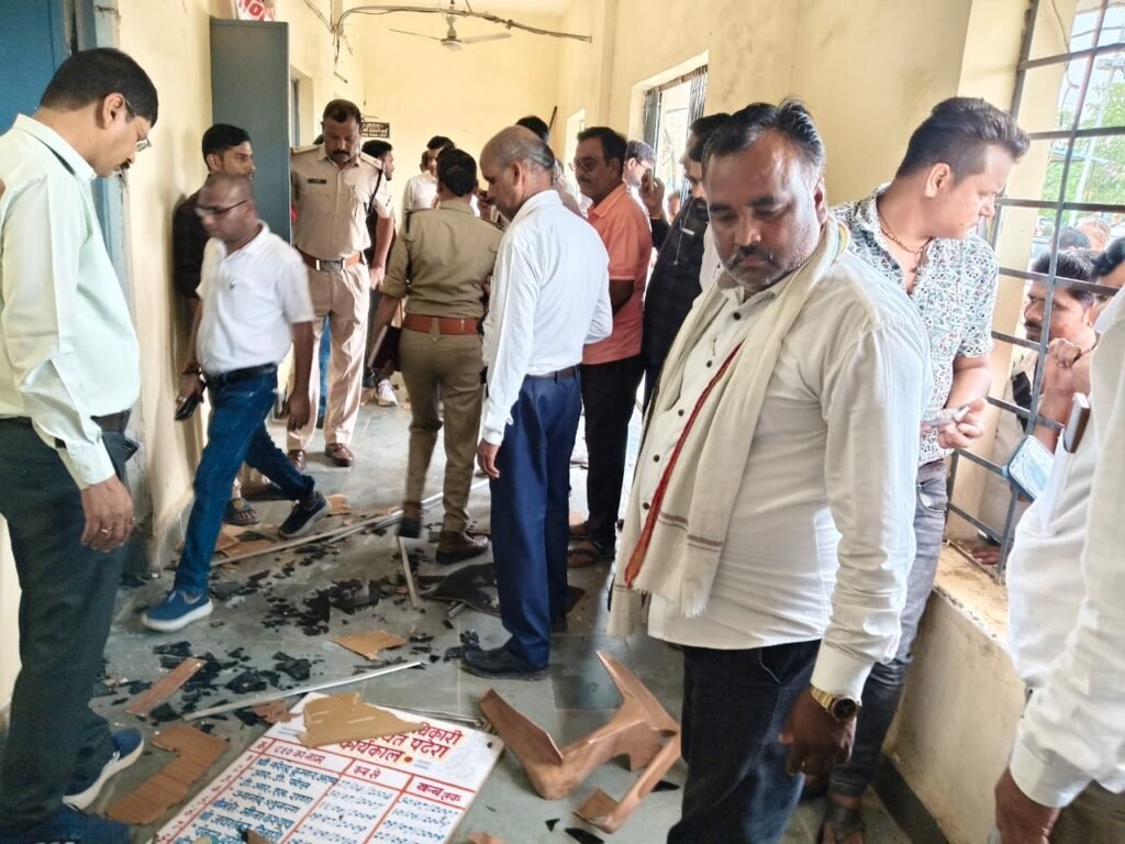 जनपद कार्यालय में तोड़फोड़, जनपद सीईओ ने उपाध्यक्ष पर लगाया आरोप