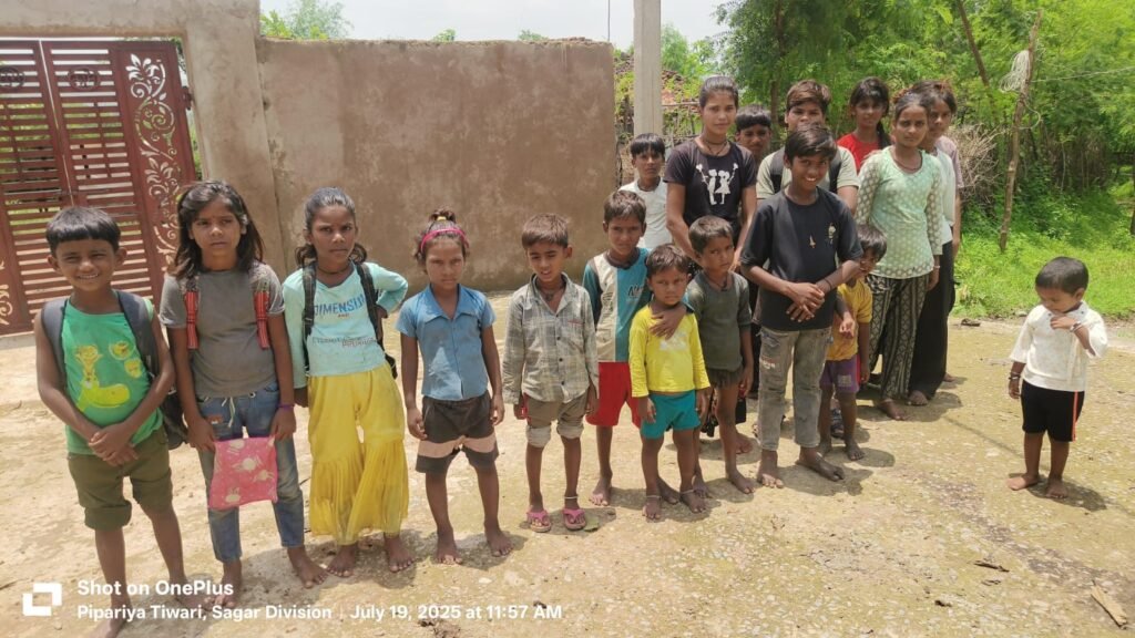 यहां बीमार की डोली कंधों पर और कमर से गीले होकर स्कूल जाते हैं नौनिहाल