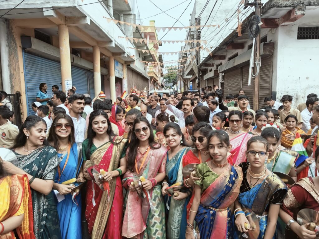 नेमी नगर में बालिकाओं ने की 24 तीर्थंकरों की आरती, लिया संस्कारों के पालन का संकल्प