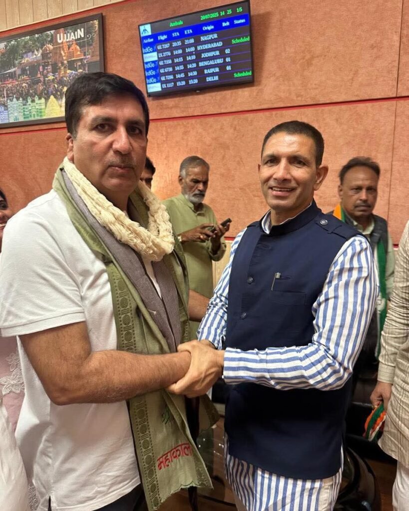 मांडू में चिंतन: इंदौर एयरपोर्ट पर कांग्रेस प्रभारी हरीश चौधरी का स्वागत