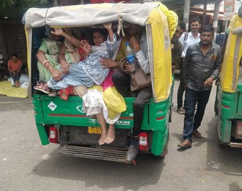 ओवरलोड मिले ऑटो चालकों पर कार्रवाई