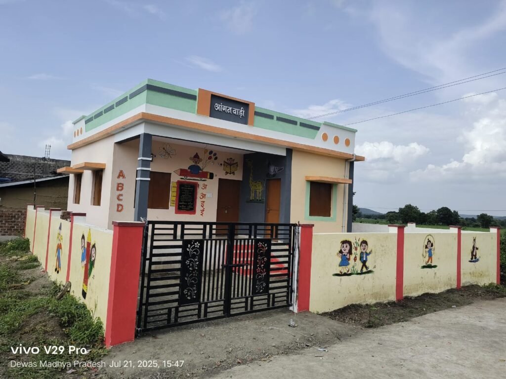 टपरी में पढ़ने वाले आंगनवाड़ी के बच्चे अब पढ़ेंगे नए आकर्षक आंगनबाड़ी भवन में 