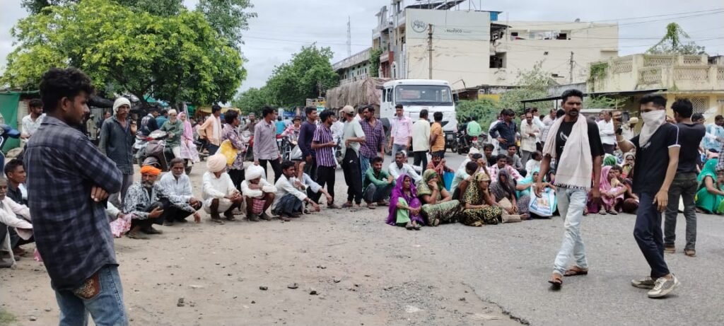 यूरिया नही मिलने नाराज किसानों नें मार्केटिंग सोसायटी के सामने किया चक्का जाम