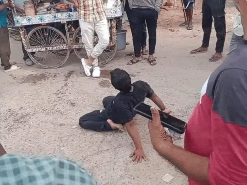 बस स्टैंड में हंगामा करने वाले नशेड़ी की चप्पलों से पिटाई