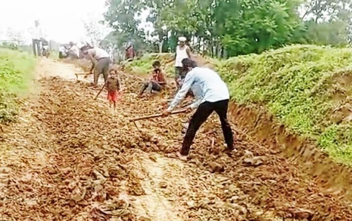 जनप्रतिनिधियों और अधिकारियों ने नहीं सुनी तो ग्रामीण ही बनाने लगें सड़क