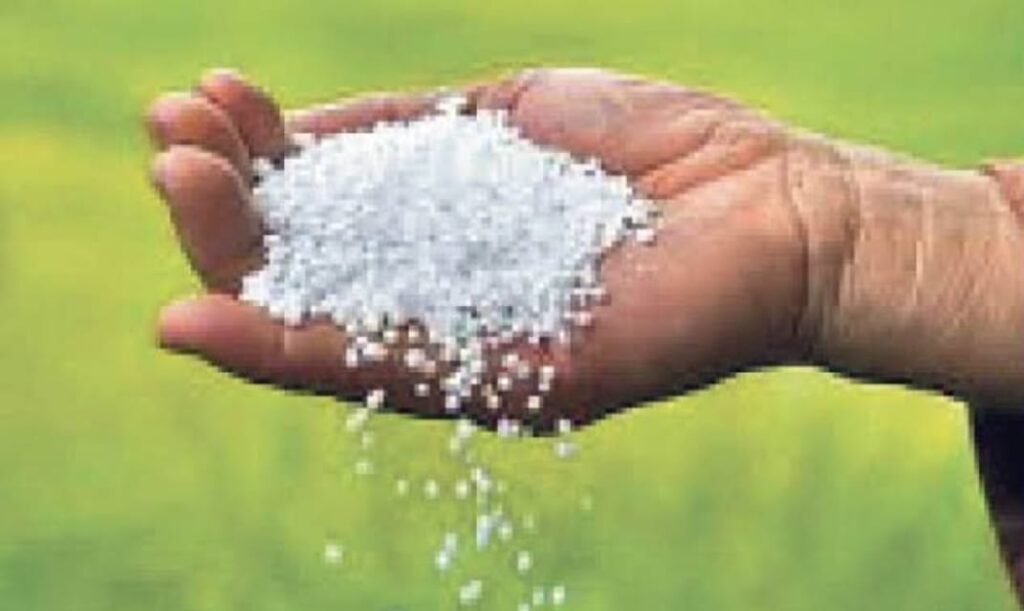 मनमाने दामों पर बेचा यूरिया, प्रोपराइटर पर एफआईआर