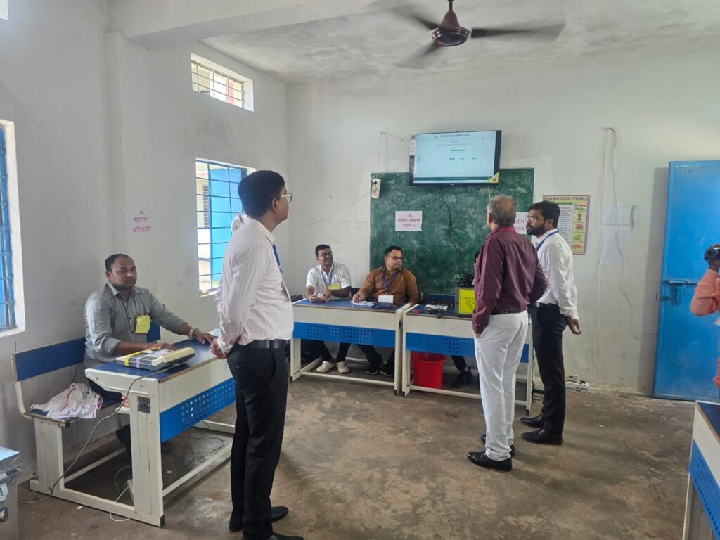 गैसाबाद क्षेत्र में पंचायत चुनाव के लिए वोट पड़ रहे