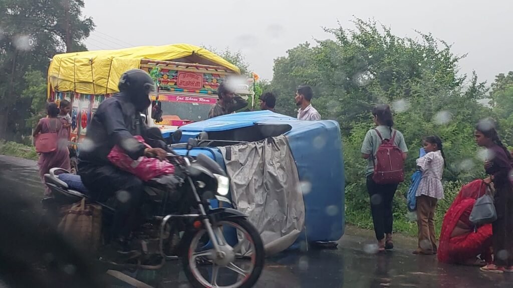 हादसा:पिकअप ने ऑटो रिक्शा को मारी टक्कर, मासूम सहित आधा दर्जन घायल