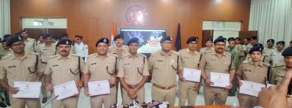 पुलिसिंग के हर मोर्चे पर उत्कृष्ट कार्य करने वाले 42 जांबाजों को सम्मान