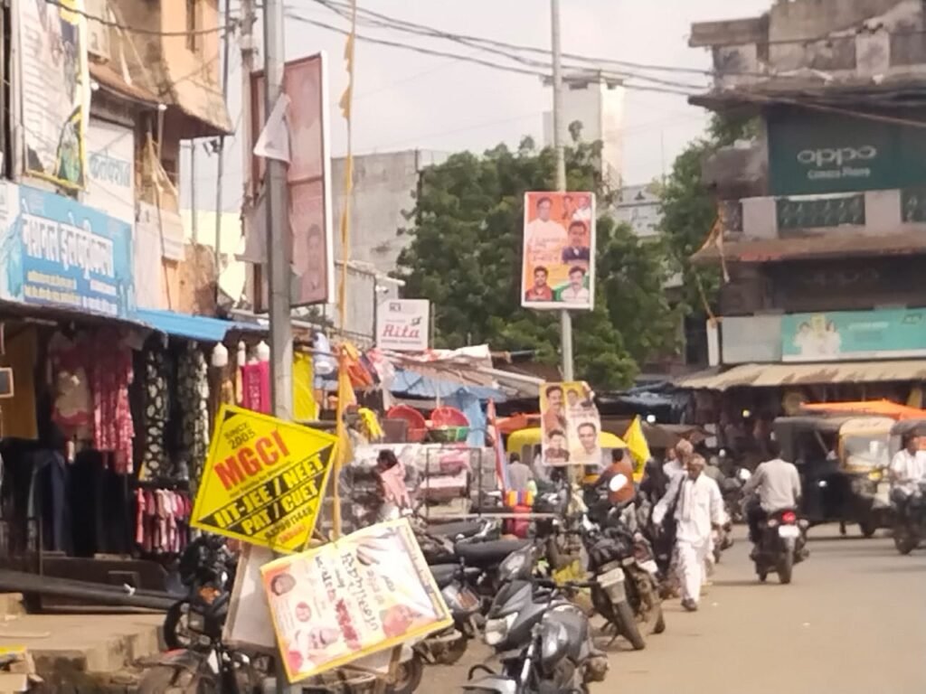 ट्रक की टक्कर से हाईवे पर बैठी गायों की मौत 