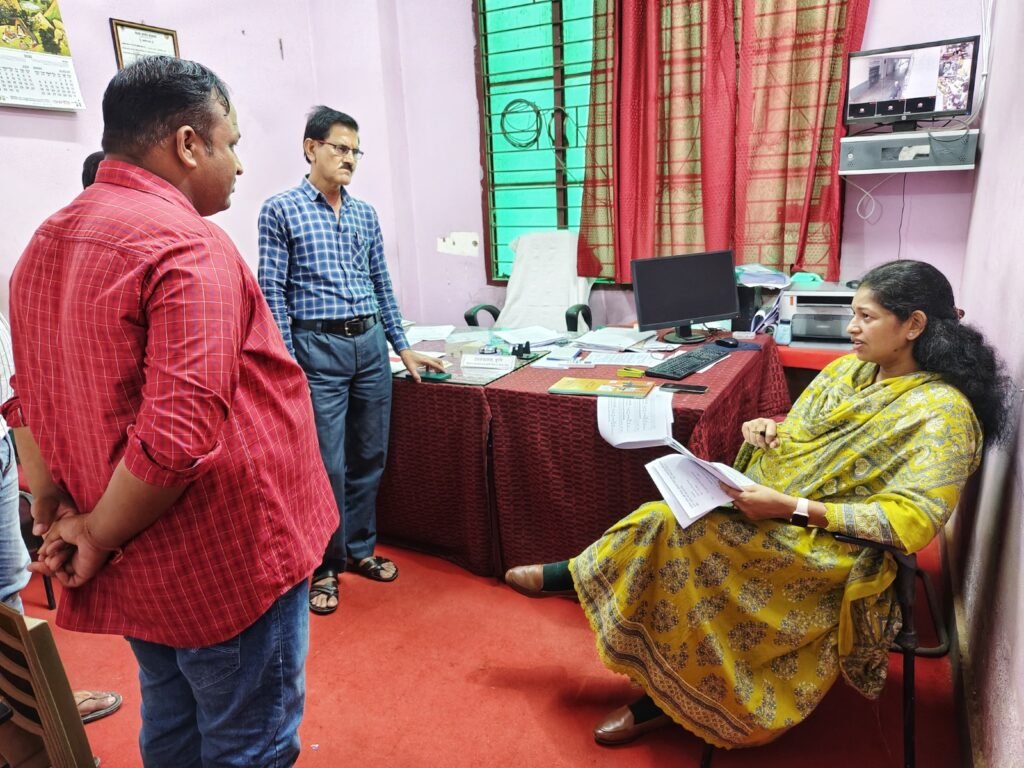 कलेक्टर ने कृषि विभाग एवं नापतौल कार्यालय का किया औचक निरीक्षण