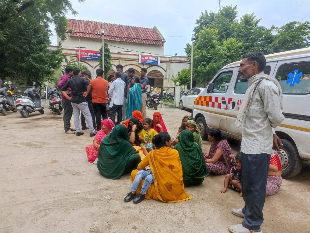 विवाहिता की मौत पर थाने में शव रख, परिजनों ने जताया आक्रोश