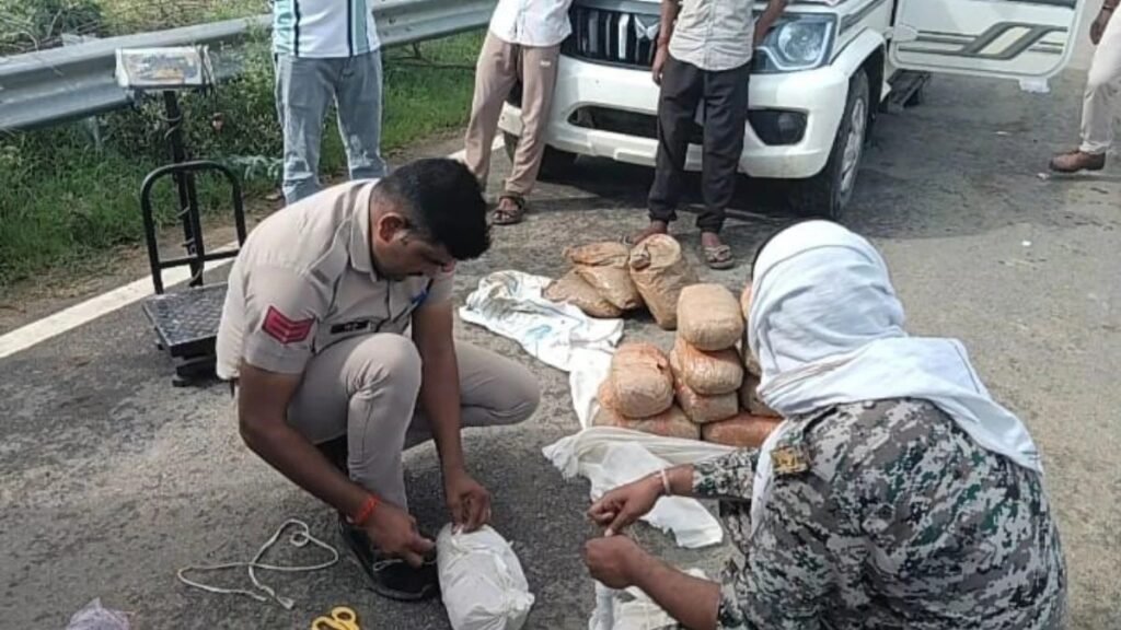 पार्सल ट्रक से 23.60 किलो गांजा जब्त, तीन आरोपी पकड़ाए