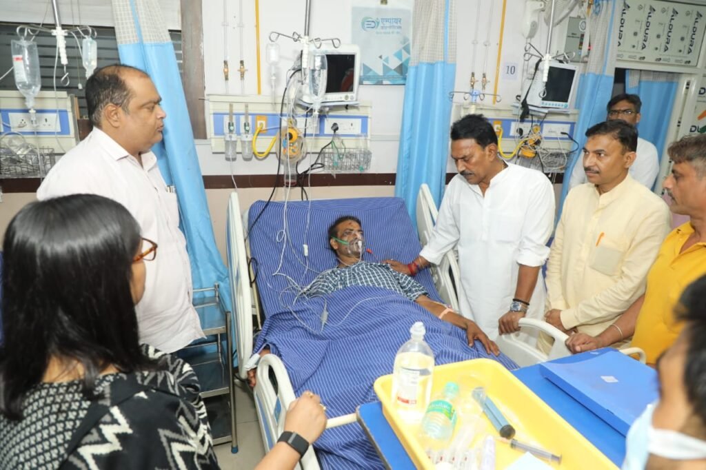 घायल कांवड़ियों के स्वास्थ्य की जानकारी लेने प्रभारी मंत्री सिलावट अस्पताल पहुंचे