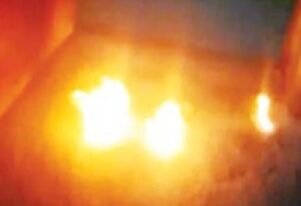 दरवाजे पर पेट्रोल डालकर घर में लगाई आग, परिवार में मचा हड़कंप