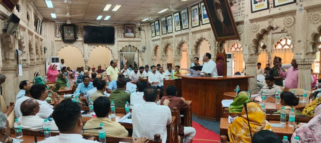 सत्तापक्ष के कांग्रेसी पार्षदों ने परिषद से किया वॉकआउट, जमकर हंगामा