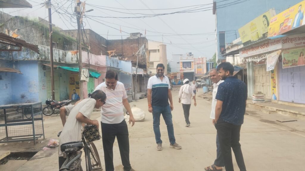 गरोठ में अध्यक्ष और CMO ने किया वार्डों का निरीक्षण, भानपुरा से पिछड़ने पर जताई चिंता