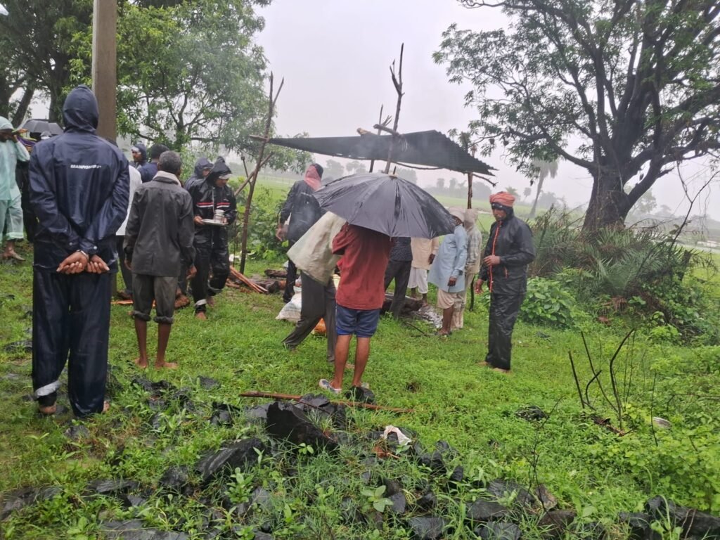 जुगाड़ के टीन सेट में भारी बारिश में हुआ दाह संस्कार