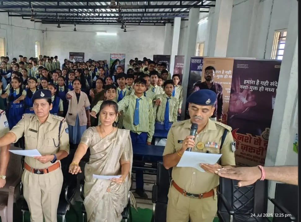 रायसेन में 300 छात्रों को दिलाई शपथ, देशभक्ति जैसे सकारात्मक नशे की आदत डालें