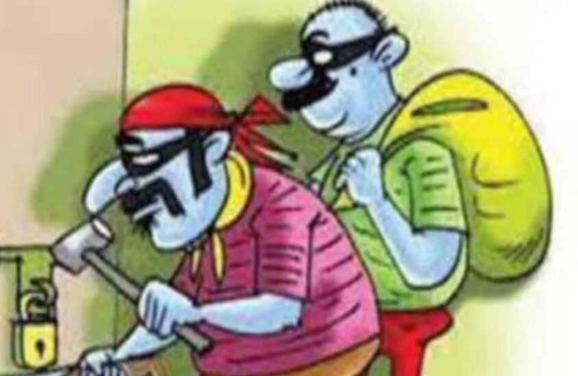 दो घरों के टूटे ताले 