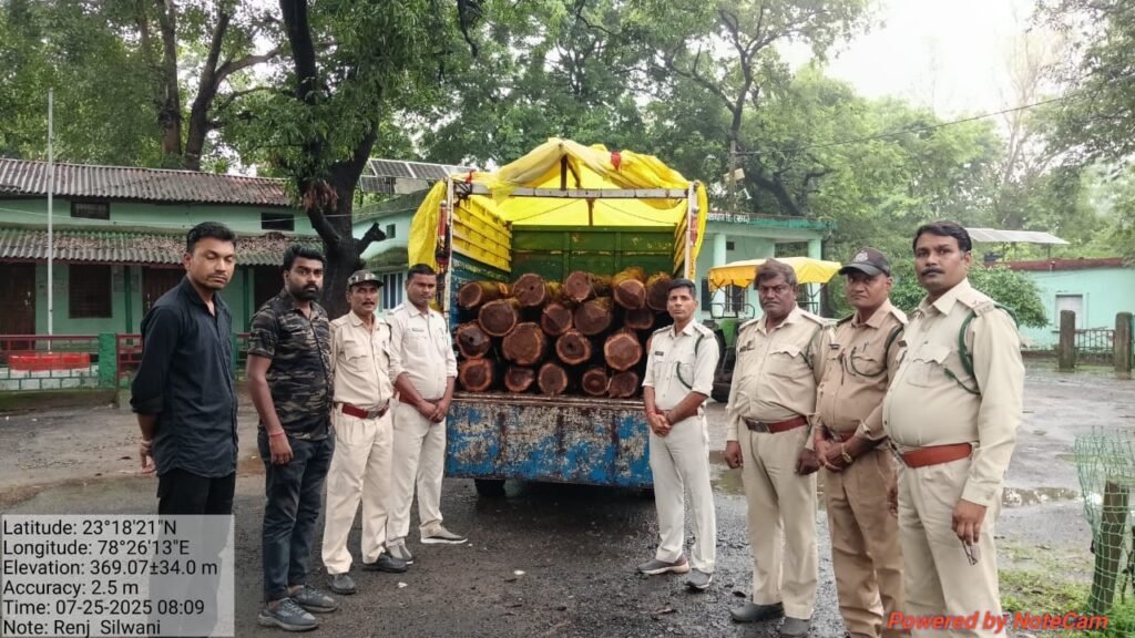 अवैध रूप से सागौन की सिल्लियां परिवहन करते महिन्द्रा बोलेरो जीप जब्त