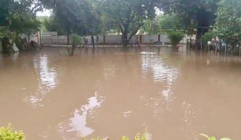 बारिश से शहर बेहाल, निचली बस्तियों में बाढ़ जैसे हालात, तिघरा के छह गेट खोले