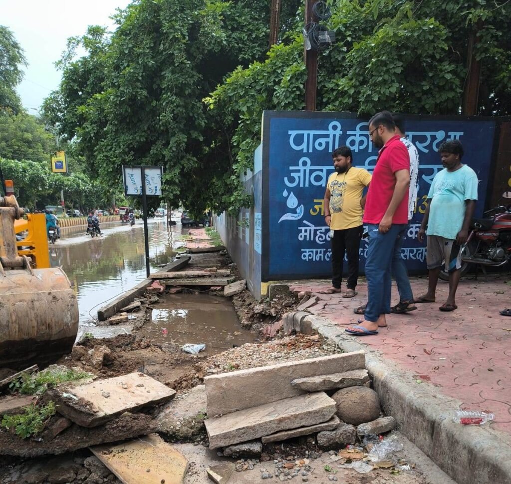 जल भराव होने पर निगम अमला सड़कों पर उतरा, कई स्थानों से कराई जल निकासी