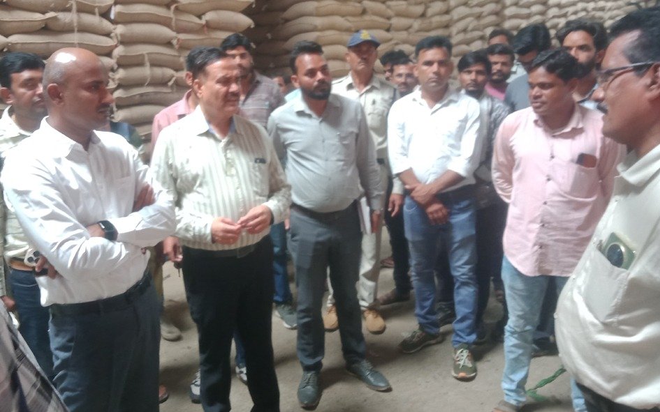 खाद-बीज की कालाबाजारी करने वालों पर करें कार्रवाई