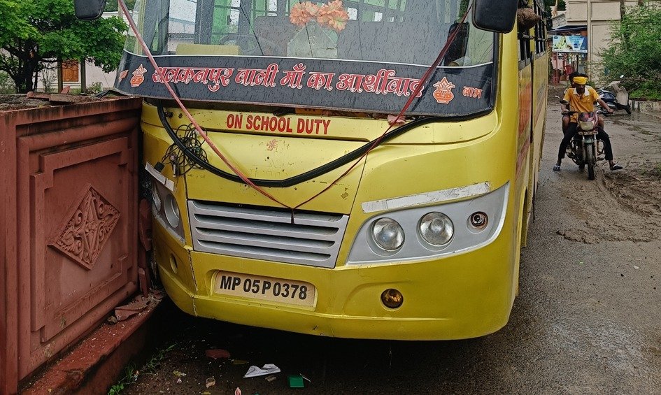 तेज रफ्तार बस डिवाइडर से टकराई, दो दर्जन बच्चे घायल