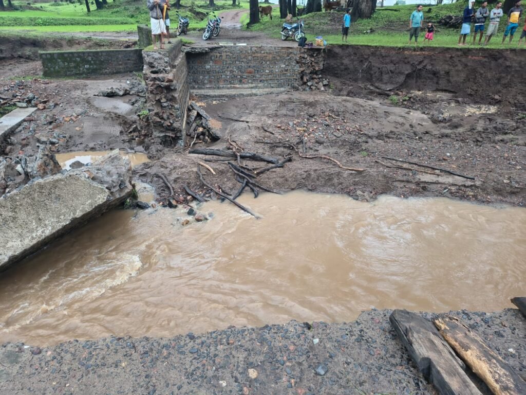 पुलिया टूटी, ग्रामीण कटे प्रशासन बेखबर