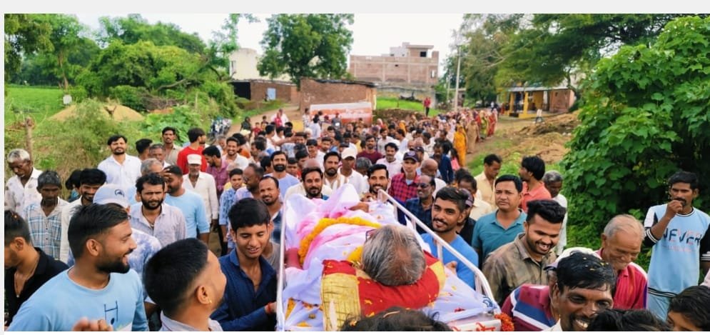 इंद्रदेव को मनाने के लिए जीवित आदमी की शव यात्रा निकाली