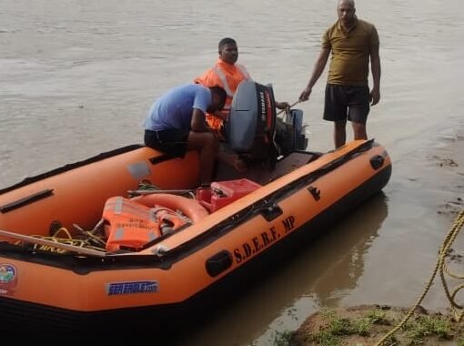 तेज बहाव में युवक बहा, रेस्क्यू जारी