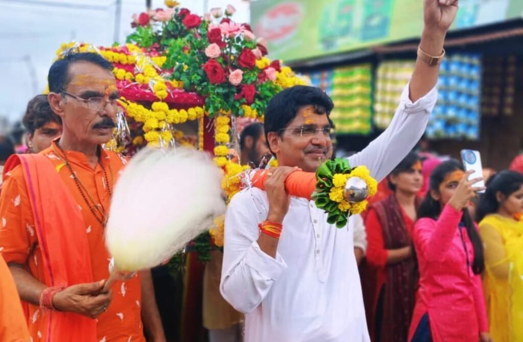 श्री पुण्यकालेश्वर महादेव की भव्य शाही सवारी निकली