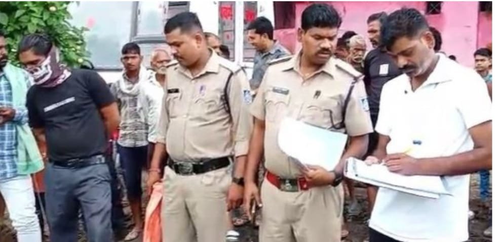 कचरे के ढेर में मिला नवजात बालिका का शव