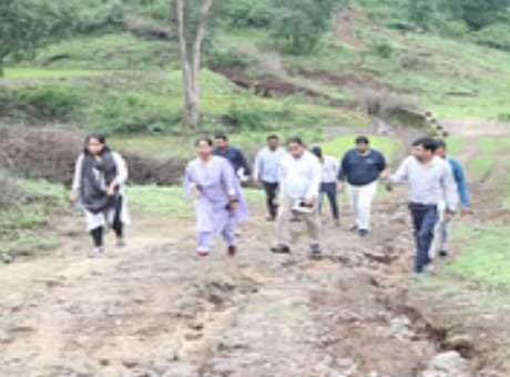 कलेक्टर नेहा मारव्या सिंह ने पगडंडी और नदी पार कर सुनी टांडाटोला के ग्रामीणों की आवाज