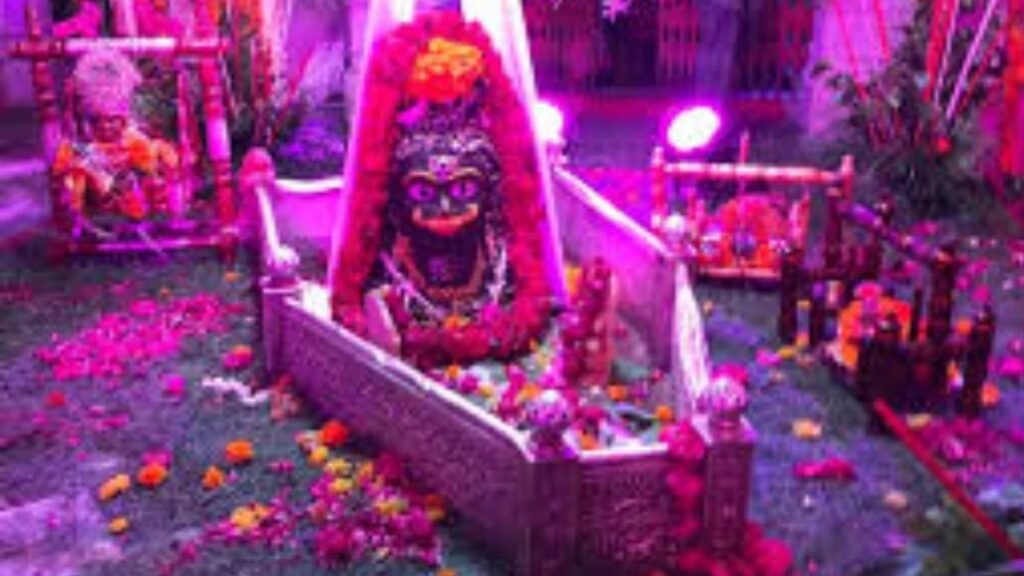 सावन के तीसरे सोमवार को महादेव का दूध-दही, शहद, शक्कर से अभिषेक, लगीं लंबी कतारें