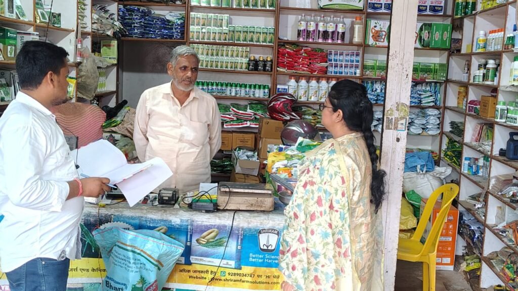 राजस्व अधिकारियों ने जिले भर में किया खाद-बीज दुकानों का निरीक्षण