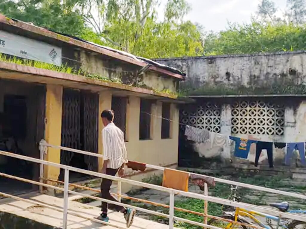 40 बच्चों की सुरक्षा पर सवाल: 61 साल पुराना छात्रावास तोडने का आदेश पर अब तक टूटा नहीं