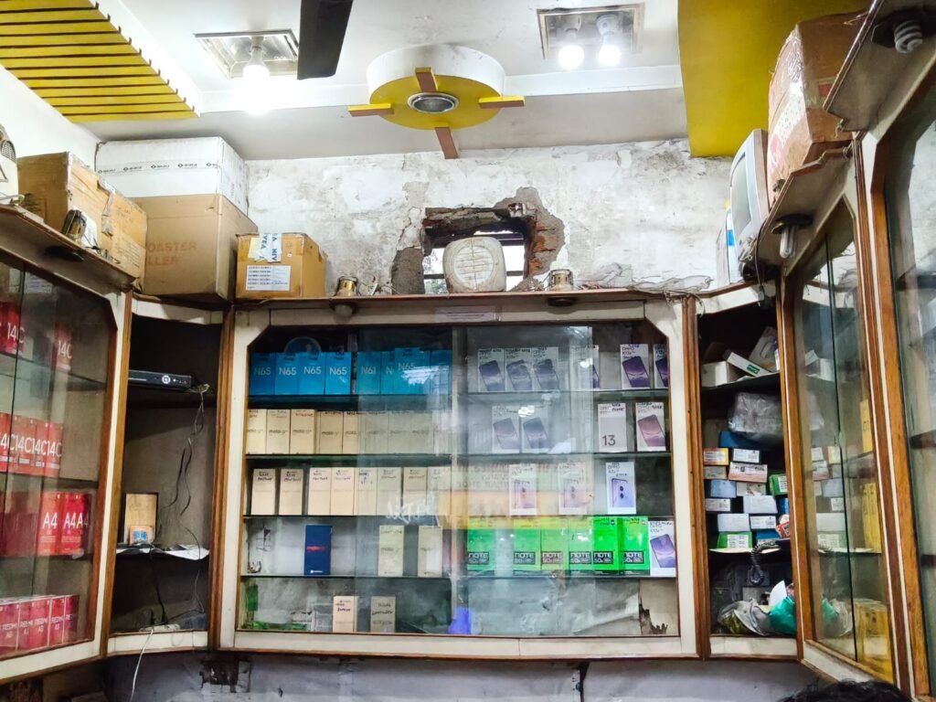 नगदी सहित कीमती मोबाइल चोरी