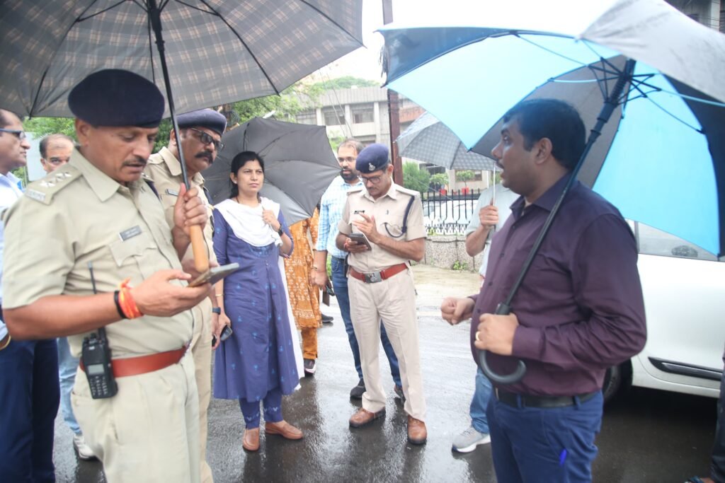 जल भराव और ट्रैफिक व्यवस्था की जमीनी हकीकत जानने कलेक्टर ने किया शहर का भ्रमण