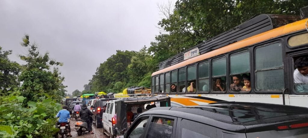 पीपलढाना-बाबईखुर्द मार्ग पर लंबा जाम, घंटों फंसे रहे वाहन