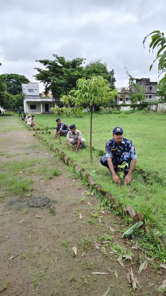 होमगार्ड लाइन बालाघाट में पर्यावरण को समर्पित एक पेड़ माँ के नाम’ अभियान