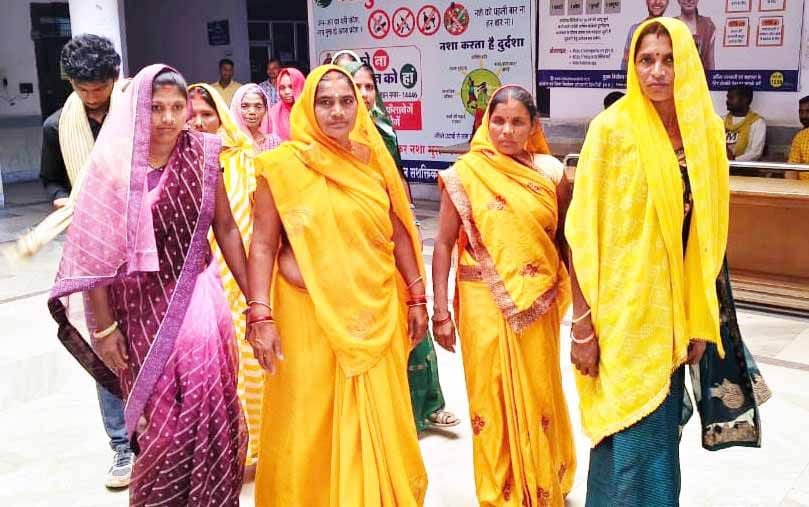 तीन तरफ से नदी, एक तरफ से रोका जाता है रास्ता