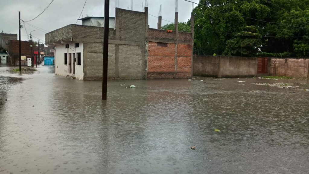 जोरदार बारिश से बेतवा, रीछन,कौड़ी नदी उफनी, रायसेन की निचली बस्तियों में घुसा पानी