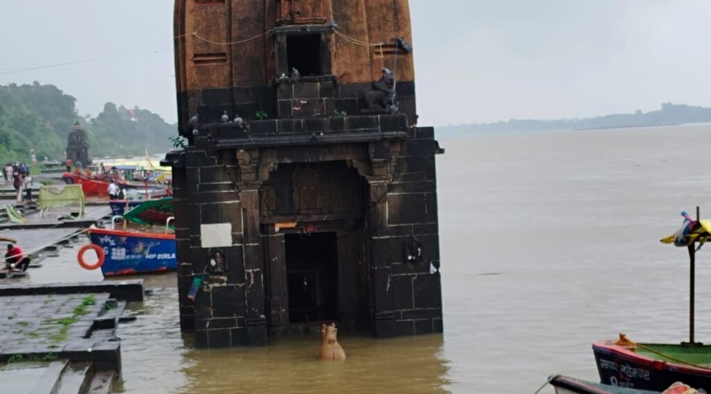 इंदिरा सागर, ओंकारेश्वर, बरगी और तवा डेम के गेट खुलते ही महेश्वर में नर्मदा का रौद्र रूप, 200 गांवों में रेड अलर्ट जारी